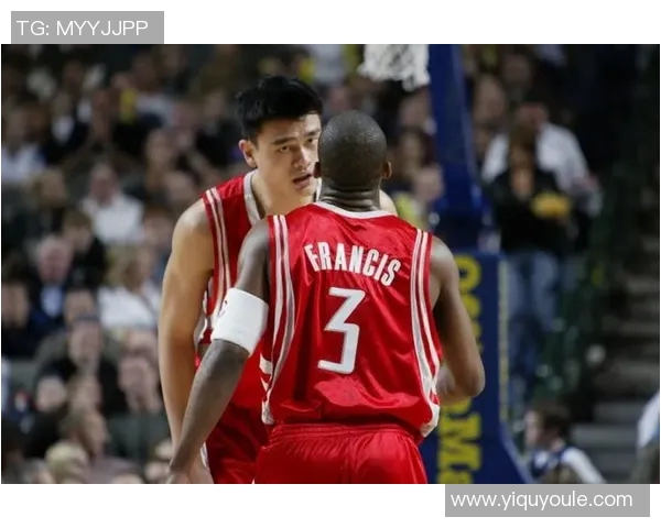 姚明2004年篮球赛场上的经典瞬间回顾与感悟