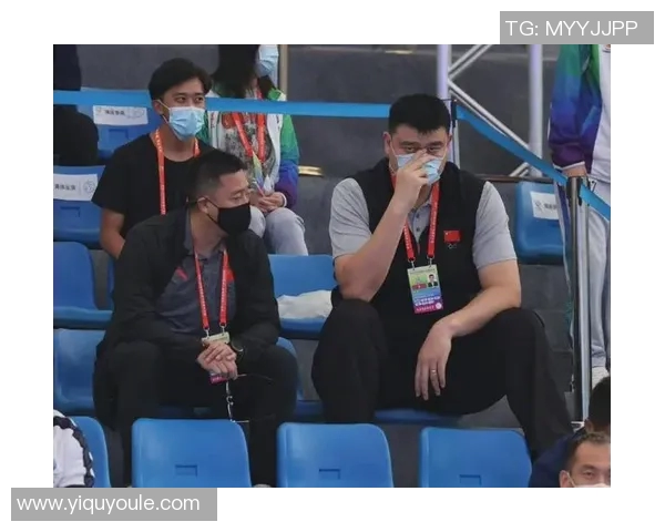 姚明街头投篮展现篮球魅力引发路人围观热情互动